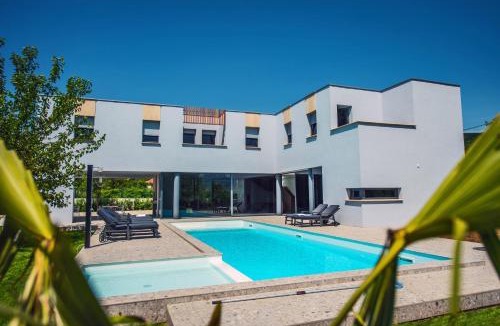 Donji Prolozac Villa | Luxury Villa Lucella, big pool, spa, tennis, gym, volleyball