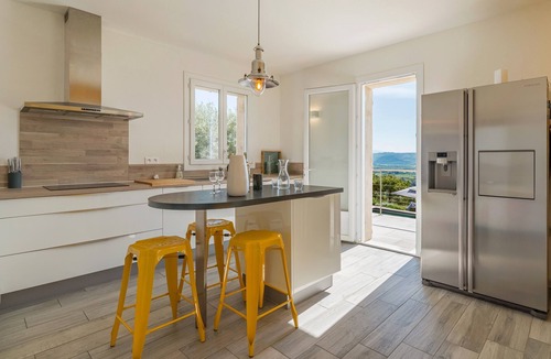Volx Villa | Luxury Villa – Panoramic Views with Mountain View, Wi-Fi and Air Conditioning