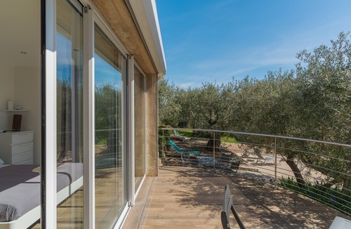 Volx Villa | Luxury Villa – Panoramic Views with Mountain View, Wi-Fi and Air Conditioning