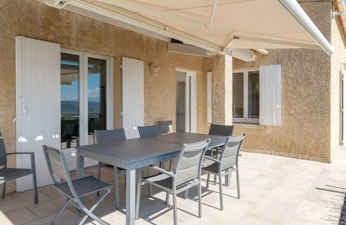 Volx Villa | Luxury Villa – Panoramic Views with Mountain View, Wi-Fi and Air Conditioning