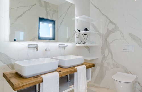 Cove Makarac (Milna) Villa | Luxury Villa Pax with heated infinity pool, 8 sleeps