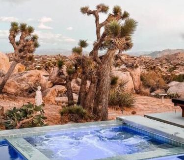 Yucca Valley House | Luxury Villa Pool & Spa Looking Glass