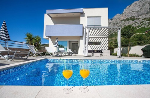 Veliko Brdo Villa | Luxury Villa Red Silk with Pool