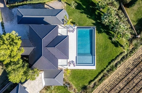 Plaissan Villa | Luxury Villa SCL - Heated infinity pool & spa - 5-star rating