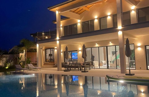 Plaissan Villa | Luxury Villa SCL - Heated infinity pool & spa - 5-star rating