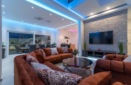 Mastrinka Villa | Luxury Villa Sun Stone heated pool & whirlpool
