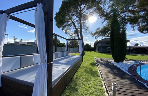 Zaragoza Villa | Luxury villa with detail decorated pool
