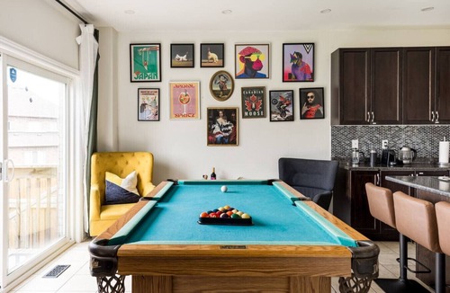 Durham Region Villa | Luxury Villa with Hot Tub, BBQ, Fireplaces & Pool Table