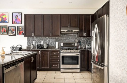 Durham Region Villa | Luxury Villa with Hot Tub, BBQ, Fireplaces & Pool Table