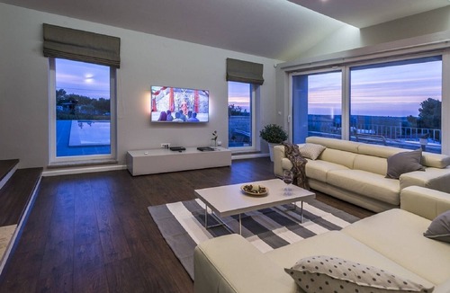 Selina Cottage | Luxury villa with infinity swimming pool, outdoor jacuzzi and garden