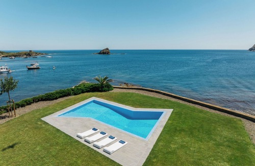 Cadaques Villa | Luxury villa with views of Cadaqués Bay and direct access to the sea.