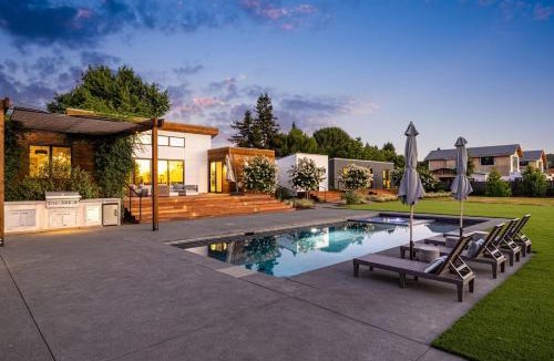 Kenwood Villa | Luxury Villa Year-Round Heated Pool Hot Tub Fire Pit Lawn