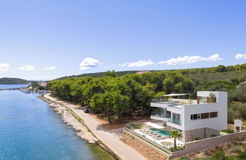 Kali Villa | Luxury villa Zara, first row to the sea, with heated pool!