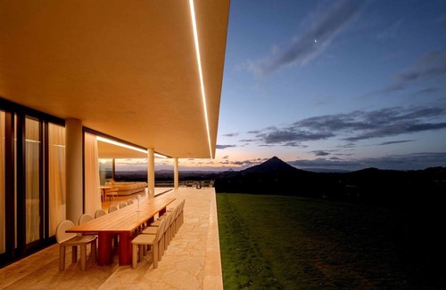 Eumundi House | Luxury Villas Amar (Panoramic Views)