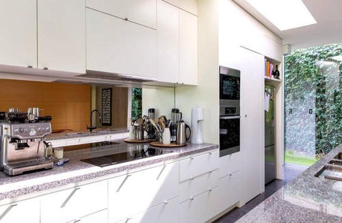 Malvern House | Luxury Villas Ethel St (With Car Parking)