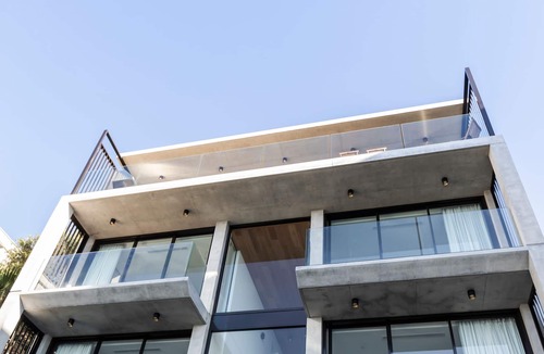 Darling Point Villa | Luxury Villas Sutherland (Heated Pool)