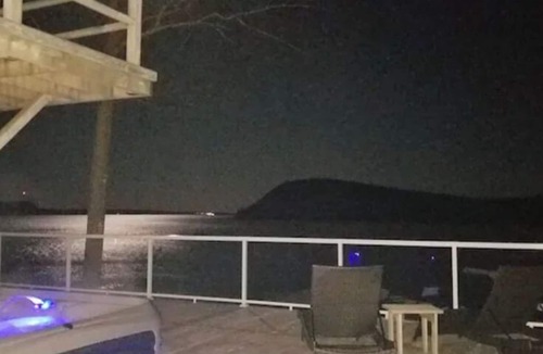 Dufferin Apartment | Luxury w/FIRE PIT, HOT TUB, KAYAKS by the water! PEACEFUL, PRIVATE & THE VIEW!