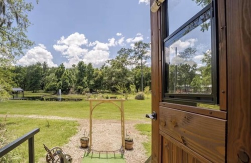 Putnam Hall Apartment | Luxury Wagon Farm Experience + Perks