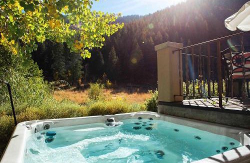 Warm Springs House | Luxury Warm Springs River Home