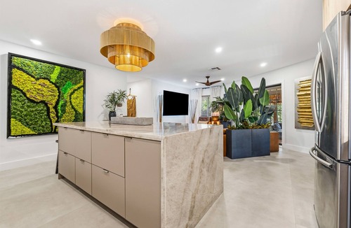 South Middle River House | Luxury Waterfront 2BR in Wilton Manors Jungle-Luxe Retreat TABŪ