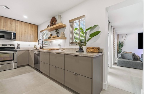 South Middle River House | Luxury Waterfront 2BR in Wilton Manors Jungle-Luxe Retreat TABŪ