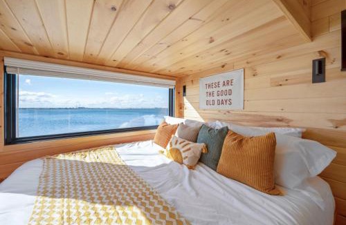 Mary Esther House | Luxury Waterfront Cabin 2