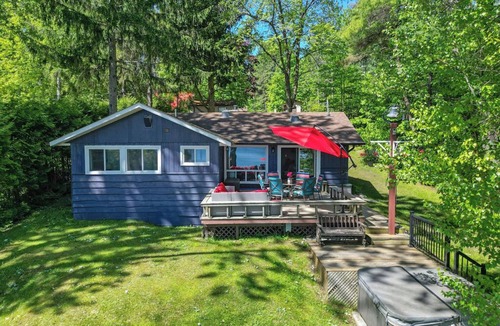 Bobcaygeon Cottage | Luxury Waterfront Cottage on Pigeon Lake: Sandy Beach, Hot Tub, 5m to Bobcaygeon