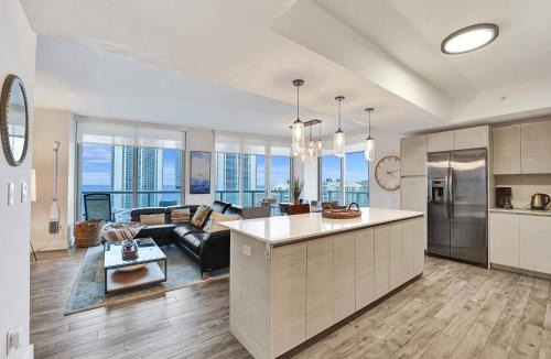 Hallandale Beach Apartment | Luxury Waterfront Suite with Great Views