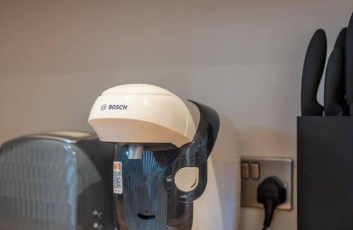 Old Trafford Apartment | Luxury Waterfront 2BR | Free Gym Access + Parking