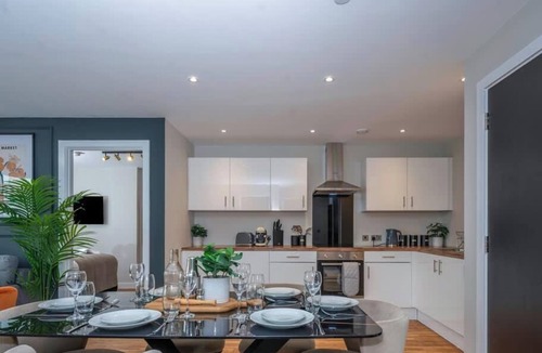 Old Trafford Apartment | Luxury Waterfront 2BR | Free Gym Access + Parking