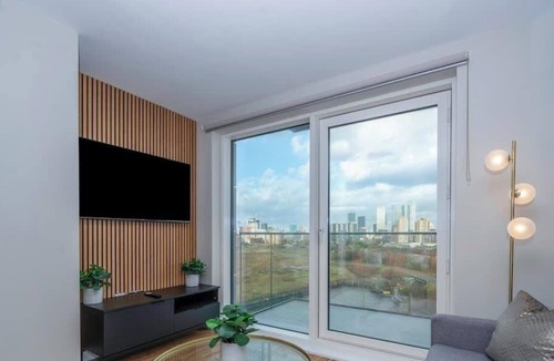 Old Trafford Apartment | Luxury Waterfront 2BR | Free Gym Access + Parking