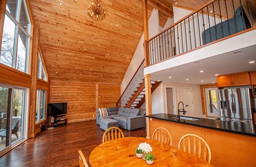 Kearney Cottage | Luxury Waterfront cottage hidden in the nature