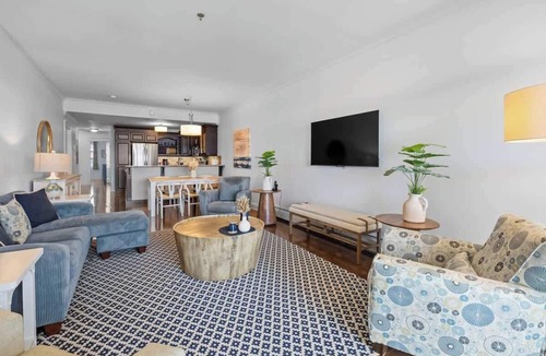 Queens Square Condo | Luxury Waterfront Marina Condo in Downtown