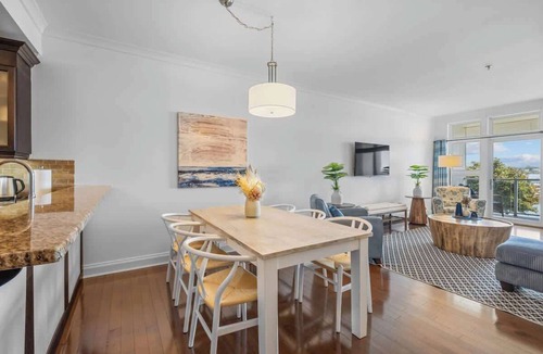 Queens Square Condo | Luxury Waterfront Marina Condo in Downtown