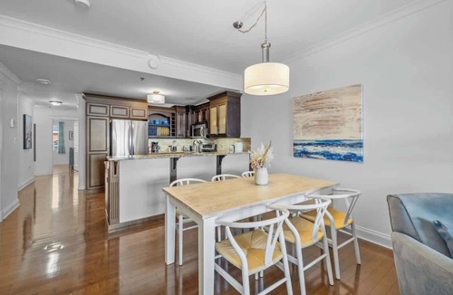 Queens Square Condo | Luxury Waterfront Marina Condo in Downtown