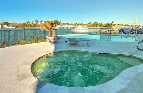 Montgomery Condo | Luxury Waterfront Condo w/ Grill + Fire Pit