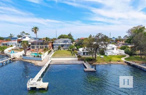 Toukley House | Luxury Waterfront Getaway