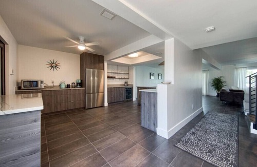 Bay Crest Park Apartment | Luxury Waterfront Heated Pool & Dock Dander-Free