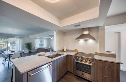 Bay Crest Park House | Luxury Waterfront Heated Pool and Dock Dander-Free