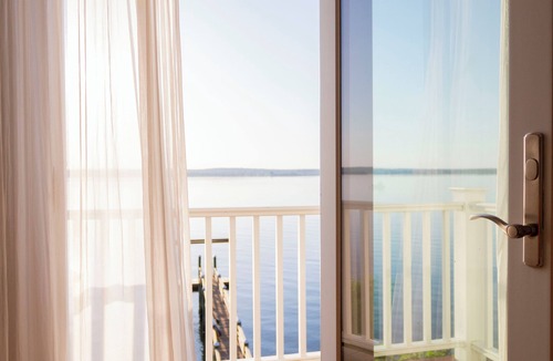 Portsmouth House | Luxury Waterfront Home With Private Dock & Hot Tub