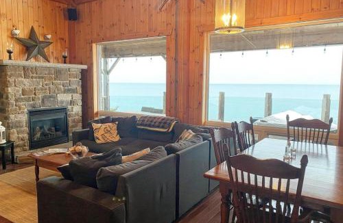 Lion's Head House | Luxury Waterfront Oasis w Hot Tub