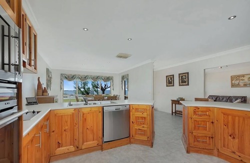 Yarrawonga House | Luxury Waterfront Pet Friendly Accomodation.