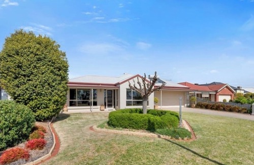 Yarrawonga House | Luxury Waterfront Pet Friendly Accomodation.