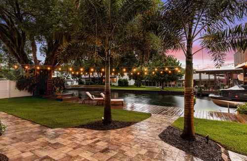 Homosassa House | Luxury Waterfront Pool Home w/spa & deep canal