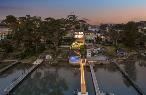 Kangaroo Point House | Luxury Waterfront Property with Private Pool