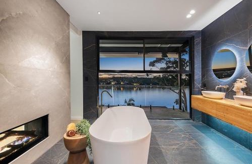 Kangaroo Point House | Luxury Waterfront Property with Private Pool