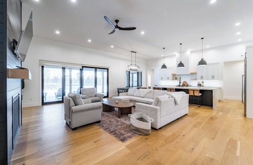 Wausau House | Luxury Waterfront Retreat in Schofield
