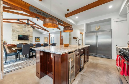 Horseshoe Bay House | ⭐️⭐️LUXURY WATERFRONT-CHEF’S KITCHEN-FIRE PIT-SLEEPS 24⭐️⭐️