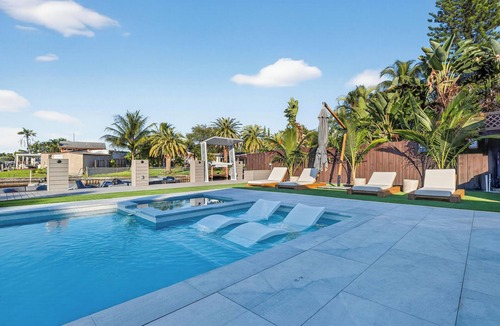 North Central Hollywood House | Luxury Waterfront Villa Heated Pool & Private Dock