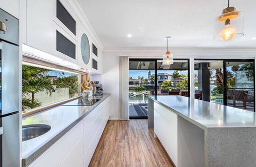 Sorrento House | Luxury Waterside Oasis